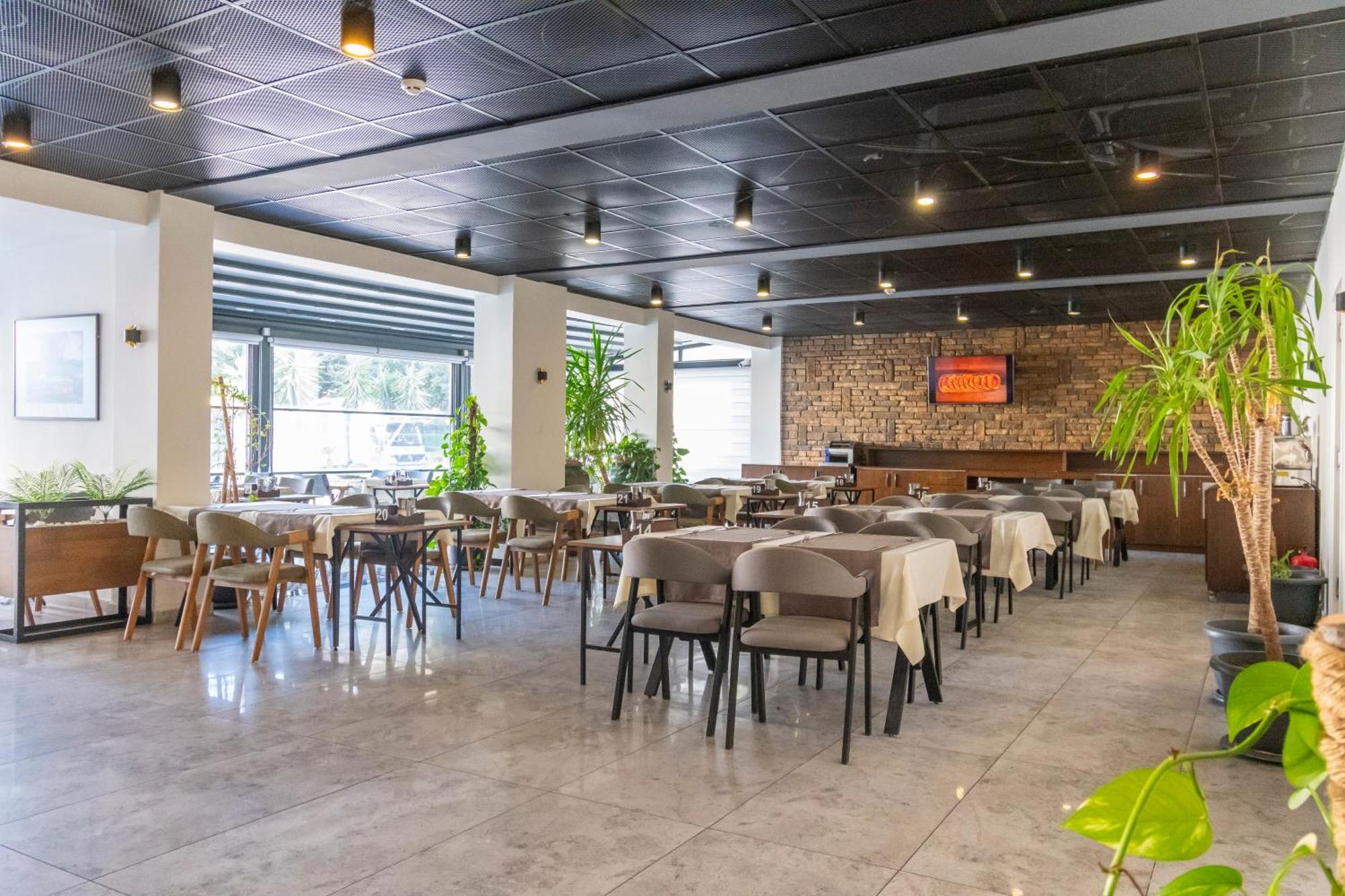 קיירניה Dorana Hotel מראה חיצוני תמונה