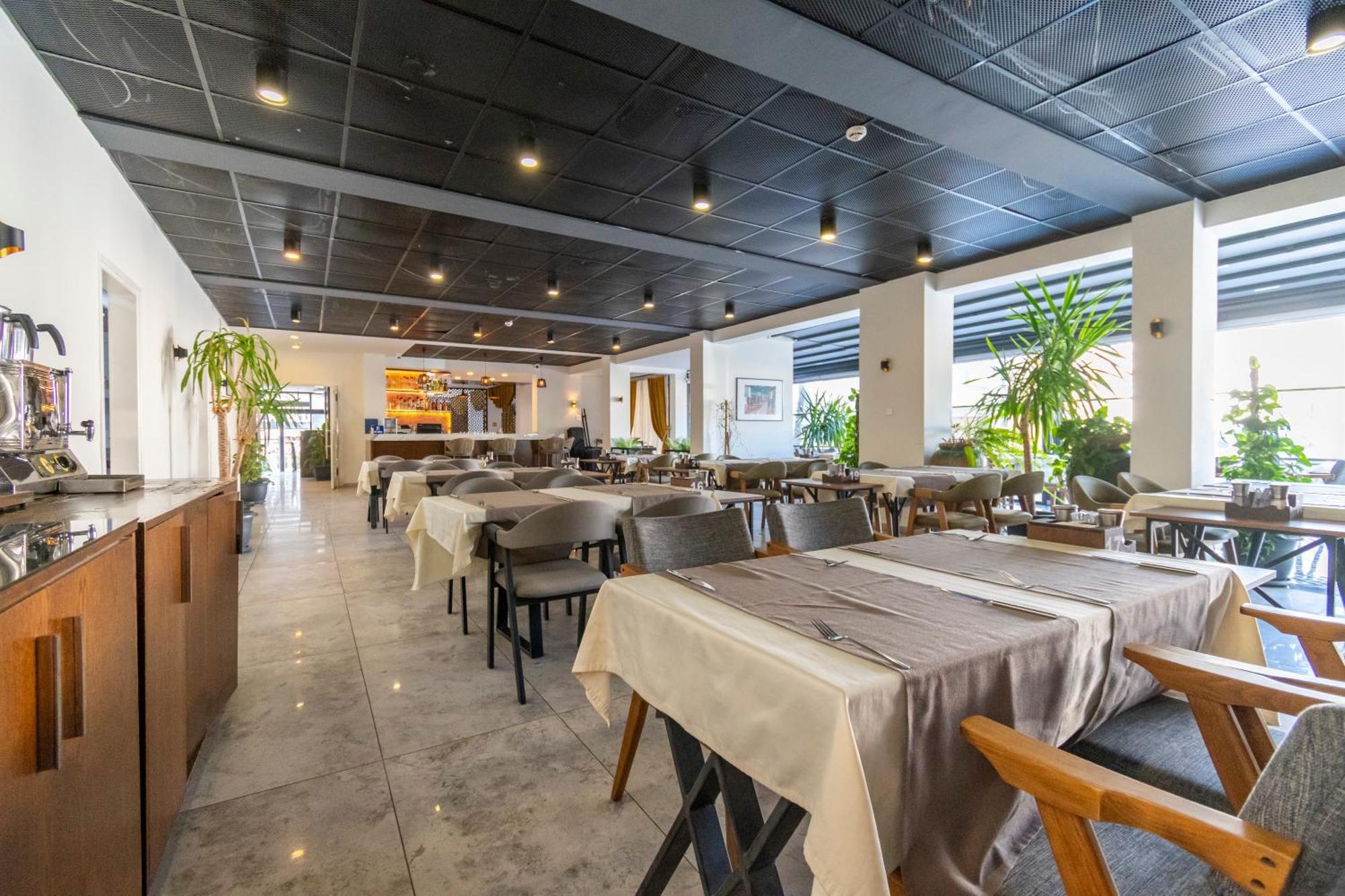 קיירניה Dorana Hotel מראה חיצוני תמונה